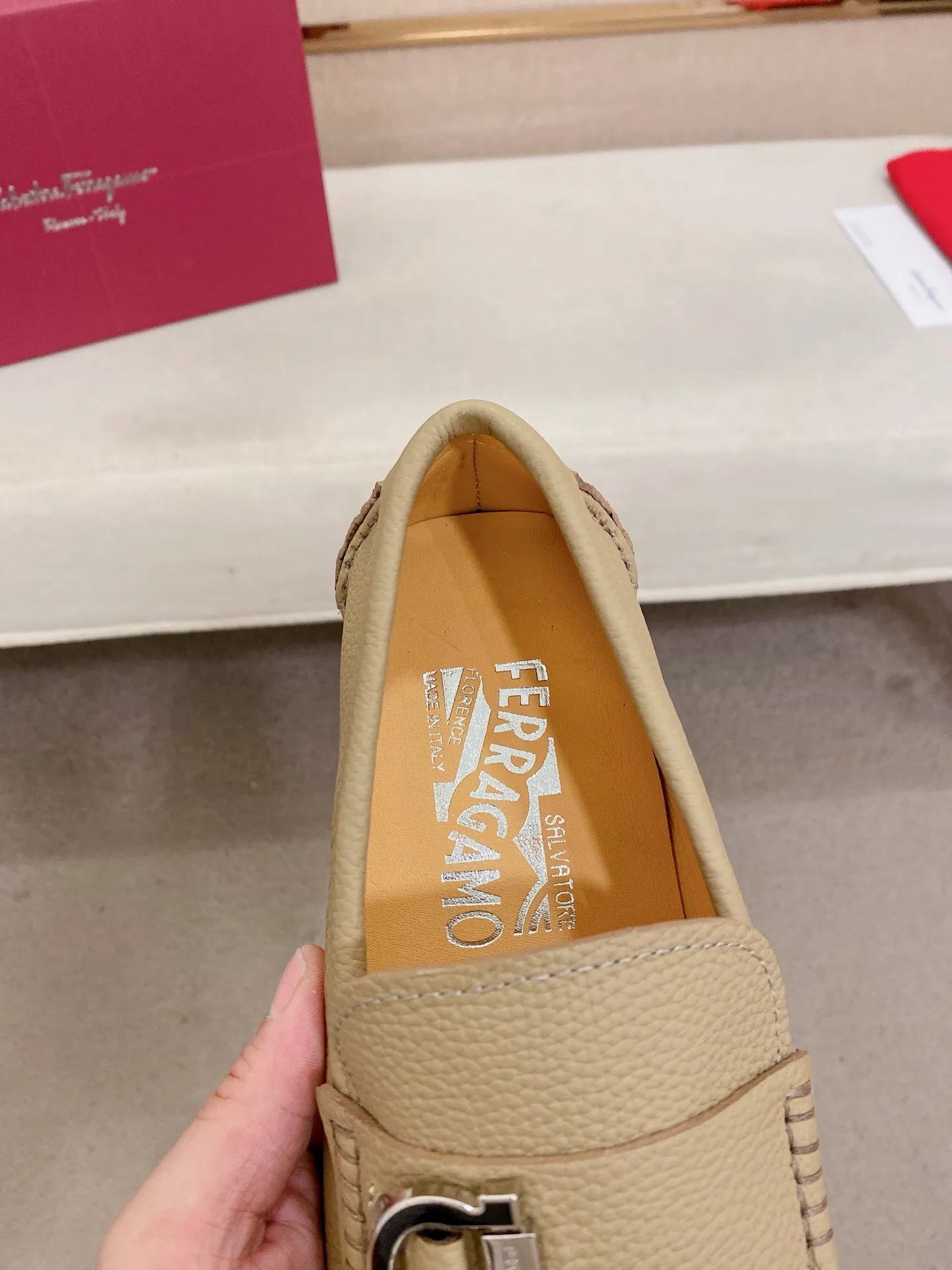 Men's shoes💰: 540💰High-end quality! Ferragamo🆕🆕Exclusive hot-selling products in stock🔥🔥New products on the shelves, high-quality Ferragamo men's pea shoes, high-end casual driving shoes, with complete packaging! 💪 💪 Material: imported first-layer pebbled cowhide 🐂 + imported high-quality water-dyed cowhide lining + wear-resistant outsole 👍🏻👍🏻 Features: high-end and comfortable, purely handmade 🚀 🚀 Create the perfect shoe that suits you best 🔥 🔥 Size: (38-44) 45 standard size can be customized!